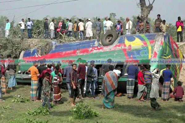 লক্ষ্মীপুরে নিয়ন্ত্রণ হারিয়ে বাস খাদে, আহত ২০