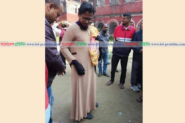 বোরকা পরে স্ত্রীর কলেজে গিয়ে আটক স্বামী