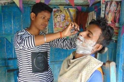 পুরুষবেশে সেলুনে কাজ করেন দুই তরুণী, ঘুনাক্ষরেও টের পান না কাস্টমাররা