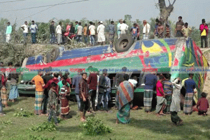 লক্ষ্মীপুরে নিয়ন্ত্রণ হারিয়ে বাস খাদে, আহত ২০