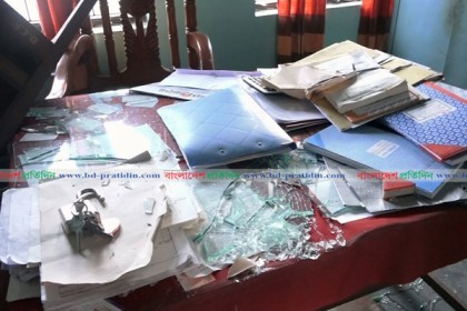রেশন দেওয়াকে কেন্দ্র করে খাদ্য কর্মকর্তার কার্যালয়ে ভাঙচুর, আহত ৫

