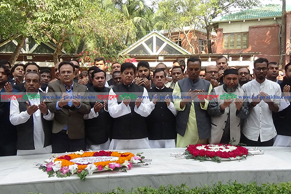 জাতির পিতার সমাধিতে নায়ক ফারুকের শ্রদ্ধা