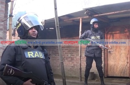 জঙ্গি আস্তানা সন্দেহে চাঁপাইনবাবগঞ্জে ১৫টি বাড়ি ঘেরাও