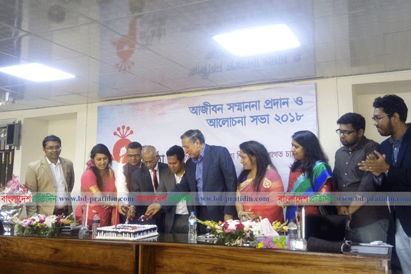সরকার স্বাধীন গণমাধ্যমকে ভুল চোখে দেখে : মাহফুজ আনাম
