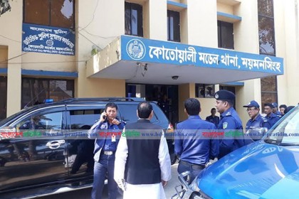শিক্ষককে মারধর করায় শিক্ষার্থীদের সাথে পুলিশের সংঘর্ষ, আহত ২০
