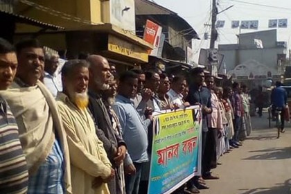 বেড়ায় শিশুকে ধর্ষণকারীর ফাঁসি দাবি

