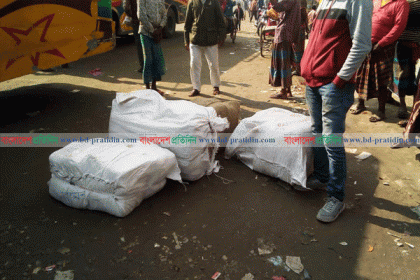 খুলনায় ভারতীয় ৪ বস্তা শাড়ি উদ্ধার