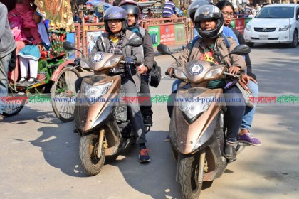 বগুড়া ঘুরে গেলেন চার ভ্রমণকন্যা 
