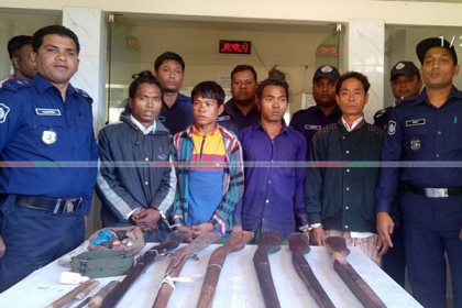 বান্দরবানে অস্ত্রসহ ৪ জন গ্রেফতার