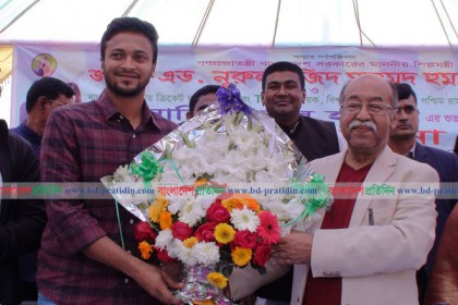 বিয়ের পর প্রথম শ্বশুরবাড়িতে সাকিব আল হাসান, শিল্পমন্ত্রীর বরণ

