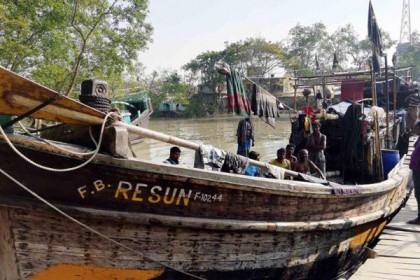 বঙ্গোপসাগরে ফিশিং ট্রলারে ডাকাতি, ১৪ জেলে আহত

