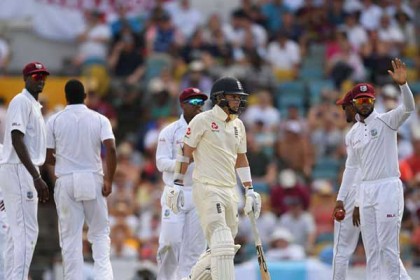 ৭৭ রানেই গুটিয়ে গেল টেস্টের শীর্ষ দল