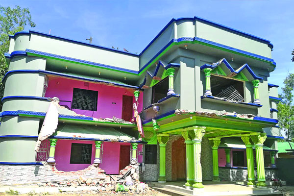 গুঁড়িয়ে দেওয়া হচ্ছে ইয়াবা কারবারিদের বাড়িঘর