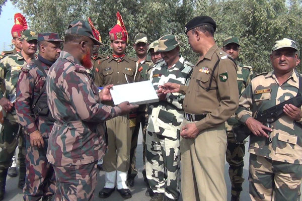 ভারতের প্রজাতন্ত্র দিবসে বিজিবিকে মিষ্টিমুখ করালো বিএসএফ 