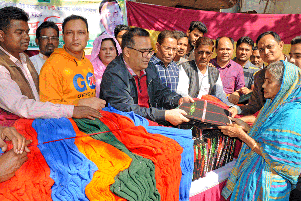 বগুড়ায় শীতবস্ত্র বিতরণ করেছে জেলা বিএনপি