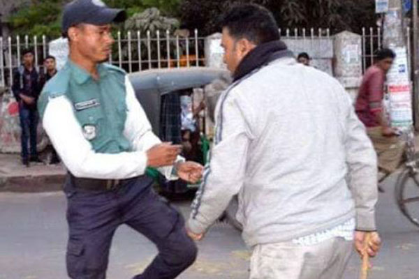 ট্রাফিক পুলিশকে লাঠিপেটা করা সেই সরকারি কর্মকর্তা আটক