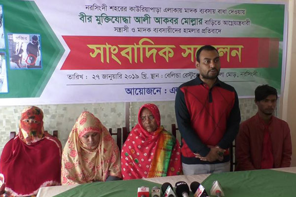 ‘মাদক ব্যবসায়ীদের ভয়ে এলাকা ছাড়া ছাত্রলীগ নেতার পরিবার’