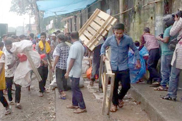সিলেটে মেয়রের গাড়ি দেখলেই হকারদের দৌড়!