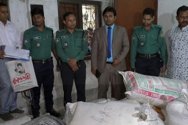বরিশালে ১ টন পলিথিন জব্দ

