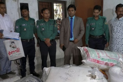 বরিশালে ১ টন পলিথিন জব্দ

