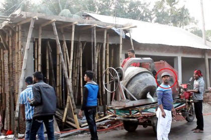 উজিরপুরে সওজ’র জমিতে শ্রমিক লীগ নেতার স্থাপনা

