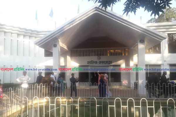 মুহিত-মোমেনের বাসার দেয়াল ভাঙলেন মেয়র আরিফ