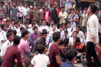 লক্ষ্মীপুরে নিরাপদ সড়কের দাবিতে বিক্ষোভ ও মানববন্ধন