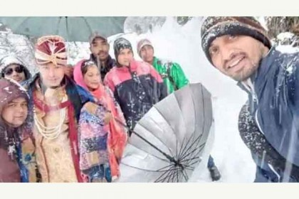 বরফে ঢাকা ৬ কিলোমিটার রাস্তা পায়ে হেঁটে বিয়ের আসরে বরযাত্রী!