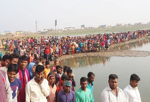তুরাগে ইটবোঝাই ট্রাক, ৪ জনের মরদেহ উদ্ধার 