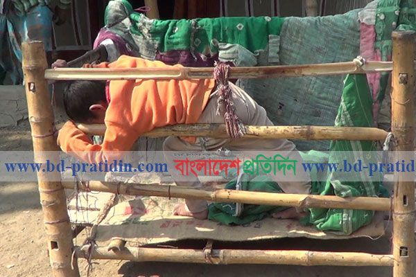 দিনাজপুরে খাঁচায় বন্দি এক শিশু!