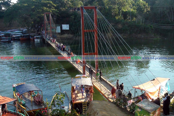 পর্যটক উৎসবে মেতেছে সবুজ অরণ্যের রাজ্য রাঙামাটি