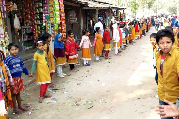 বাবুগঞ্জে শিশু হত্যাকারীর বিচার দাবিতে মানববন্ধন
