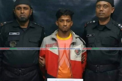 টেকনাফে বিপুল পরিমাণ ইয়াবাসহ পাচারকারী আটক