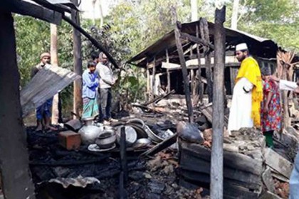 শরণখোলায় আগুনে পুড়ল পাঁচ দোকান

