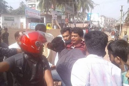 আওয়ামী লীগের দু’গ্রুপের সংঘর্ষ, এমপির গাড়ি ভাঙচুর