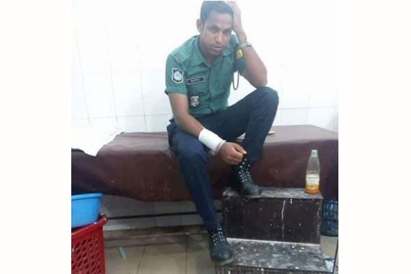 পুরস্কৃত হচ্ছেন সেই পুলিশ সদস্য