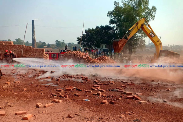 গাজীপুরে ৫ অবৈধ ইটভাটা গুঁড়িয়ে দিল ভ্রাম্যমাণ আদালত