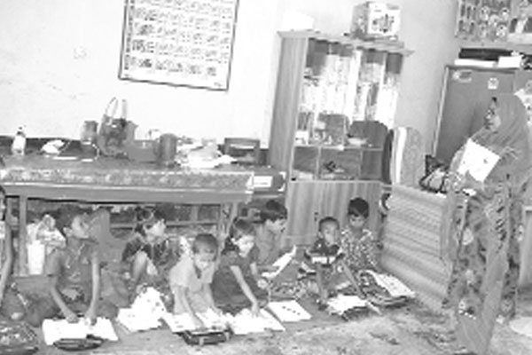 জয়পুরহাটে অফিস বারান্দায় পাঠদান