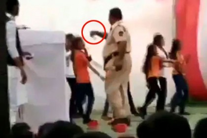 ছাত্রীদের নাচের অনুষ্ঠানে টাকা উড়ালেন পুলিশ কনস্টেবল! (ভিডিও)
