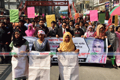সন্তানের সামনে পুড়িয়ে হত্যার চেষ্টা, সহপাঠীরদের বিক্ষোভ