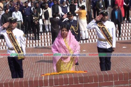 জাতীয় স্মৃতিসৌধে স্পিকার ও হুইপের শ্রদ্ধা

