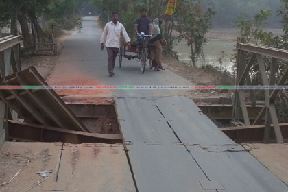 বছরে ৩ বার ভাঙল ব্রিজের পাটাতন, যান চলাচল বন্ধ 