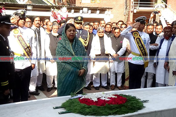 জাতির পিতার সমাধীতে স্পিকার ও চীফ হুইপের শ্রদ্ধা