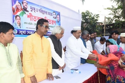 গরীব ও দুস্থদের মাঝে কম্বল বিতরণ করলেন মেয়র লিটন