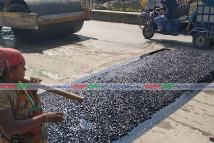 শ্রমিকদের দাবির এক দিনেই সড়কে গতিরোধক