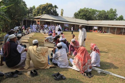 গাজীপুরে ক্ষুধার্তদের মাঝে খাবার বিতরণ