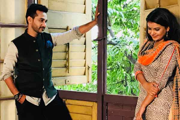 'সে আসে ফিরে ফিরে'