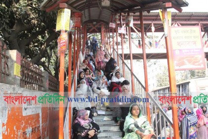 কেন্দ্রের ভেতরে সন্তান, বাইরে অপেক্ষায় অভিভাবক