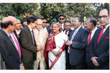 প্রধানমন্ত্রীর চা-চক্রে রাজনীতিবিদদের মিলনমেলা