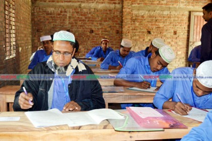 অনার্স শিক্ষার্থীর বাবা দাখিল পরীক্ষার্থী